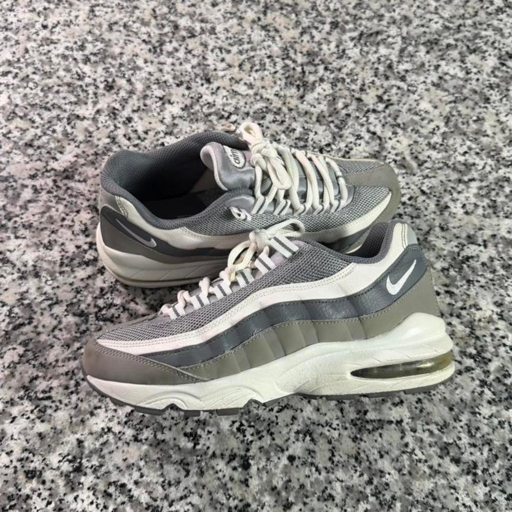 Nike Air Max 95 Grey White Sneaker Shoe Youth 5.5 (Women's 7) 307565